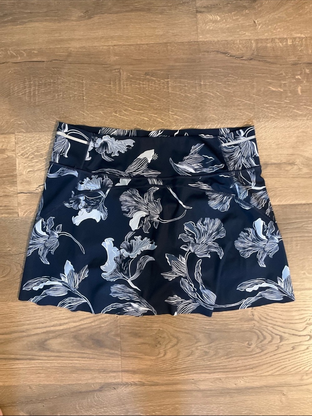 Athleta navy white floral Sonic athletic skort, L - Picture 4 of 9